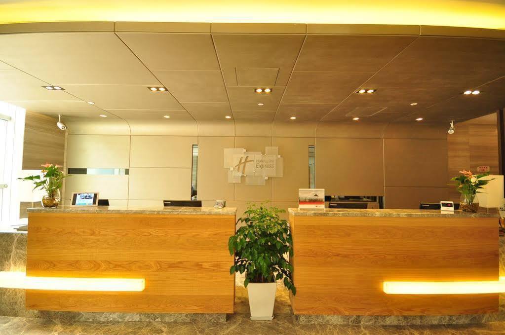 Holiday Inn Express Hangzhou Huanglong Exterior photo